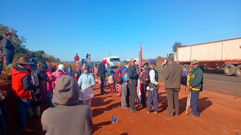 Los indígenas decidieron acampar al costado de la ruta PY08 para esperar el cargamento de víveres. 