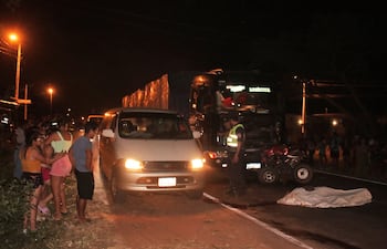 En un choque frontal, un hombre de 31 años falleció y un menor resultó herido en Pirayú.