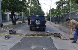 Precario e irregular señalización que indica obras sobre la avenida Paseo del Yacht en Lambaré. La intervención es privada en la vía pública, pero con autorización municipal.