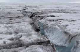 Grieta en el glaciar en la isla del Rey Jorge en la Antártida.