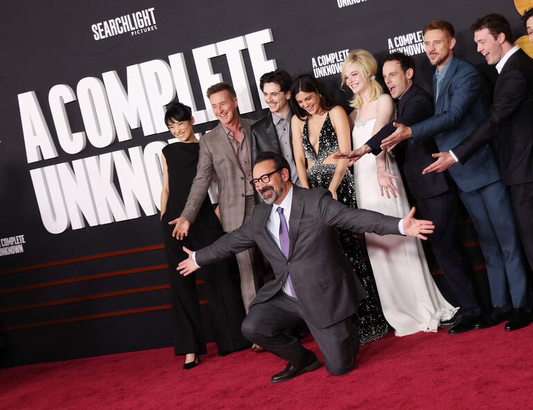 Los actores Eriko Hatsune, Ed Norton, Timothée Chalamet, Mónica Barbaro, Elle Fanning, Scoot McNairy, Boyd Holbrook, Will Harrison y el director James Mangold posando felices en el estreno de la película biográfica de Bob Dylan "A Complete Unknown". (Michael Tran / AFP)