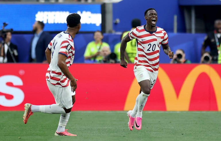 Folarin Balogun (der.) de Estados Unidos celebra tras anotar el segundo gol de su equipo durante el partido de la fase de grupos de la Copa Mundial de la FIFA 2026 entre Estados Unidos y Paraguay, en Los Ángeles, California, EE. UU.