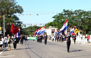 Con desfile estudiantil honran a los héroes del Chaco y a los próceres de la Independencia Patria.