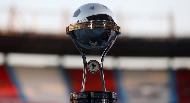 El trofeo de la Copa Sudamericana. 