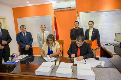 Momento en que el nuevo intendente de Ciudad del Este asume oficialmente en el cargo.