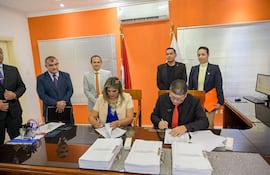 Momento en que el nuevo intendente de Ciudad del Este asume oficialmente en el cargo.