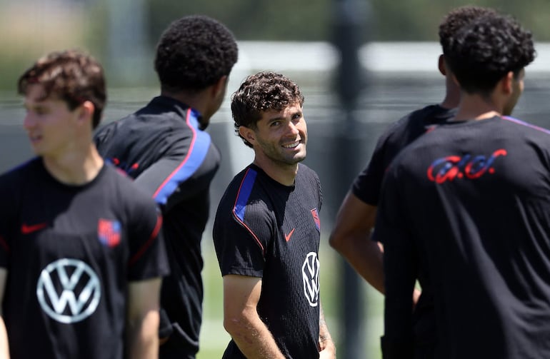 Christian Pulisic #10 de los Estados Unidos participa durante una sesión de entrenamiento previa a la Copa Mundial 2026 en el Great Park Sports Complex en Irvine, California.