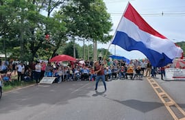 Docentes cierran la ruta PY01 en la altura del cruce Santa María, en Misiones, en protesta por la reforma de la Caja Fiscal.