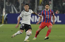 El paraguayo Bruno Valdez (d), jugador de Cerro Porteño, disputa el balón con Guillermo Paiva, futbolista de Colo Colo, en el partido por la fase de grupos de la Copa Libertadores 2024 en el estadio Monumental, en Santiago, Chile.