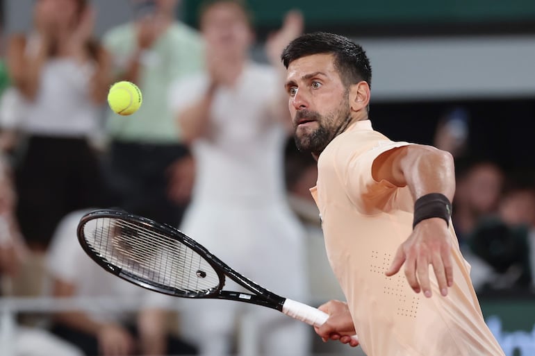  Novak Djokovic con 39 años recién cumplidos y 24 Grand Slam en sus vitrinas más que ningún hombre, los mismos que la australiana Margareth Court, el serbio busca el 25 que le eleve a la historia y tras disputar la final del pasado Abierto de Australia, donde perdió ante el español Carlos Alcaraz, Roland Garros 