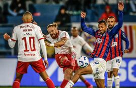 El paraguayo Isidro Pitta, futbolista de RB Bragantino, remata un balón en el partido frente a Bahía por la fecha 12 de la Serie A de Brasil en el estadio Municipal Cicero De Souza Marques, en Bragança Paulista, Brasil.