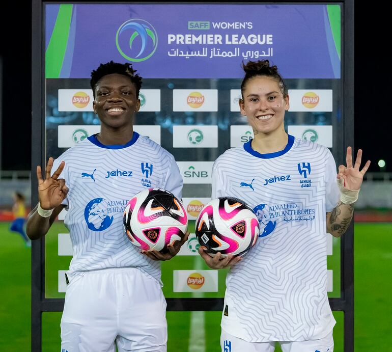 Jessica Martínez (d) con su compañera de equipo Mavis Owusu, futbolista de Ghana, que también marcó ayer tres goles.