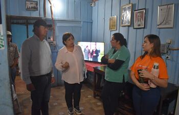 Esperanza Martínez escuchó la preocupación de las funcionarias del Hogar de Ancianos de Ayolas.