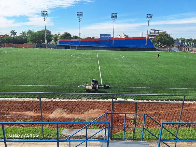 El estadio Ricardo Grégor albergará su primer partido con su nueva superficie de césped sintético. El local Independiente de Campo Grande enfrentará el sábado a Guaireña, a las 10:00.