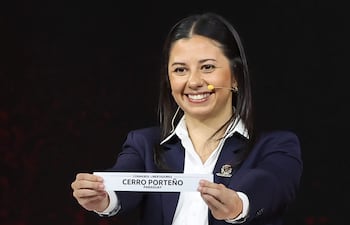 La gerenta de Competiciones de Conmebol, Luciana Antunes, muestra el nombre del equipo de fútbol Cerro Porteño de Paraguay durante el sorteo de la fase de grupos de la Copa Libertadores 2026 este jueves, en Luque (Paraguay).