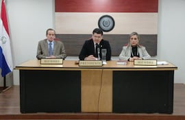 Los jueces Luis Ovelar, Víctor Vera y Andrea Riquelme iniciaron el juicio oral y público para los adultos involucrados en el asesinato de María Fernanda Benítez.