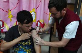 En el vacunatorio en la XVIII Región Sanitaria, ya están disponibles las vacunas nuevas contra el covid, además de las dosis anti fiebre amarilla.