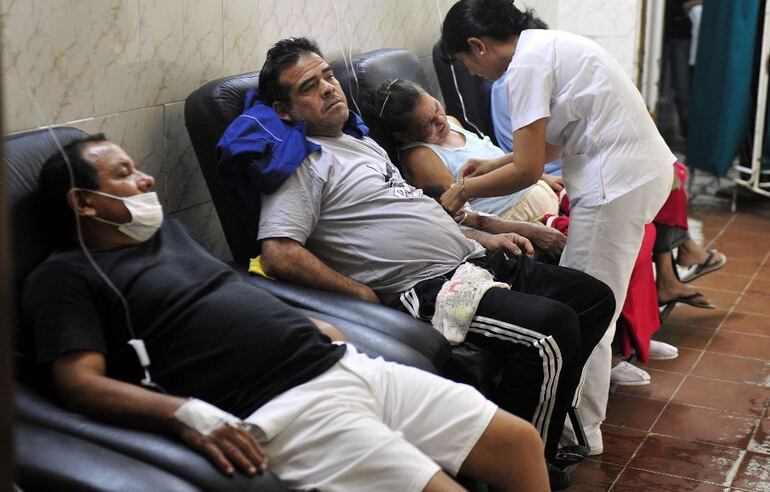 Pacientes reciben atención en hospital Barrio Obrero.