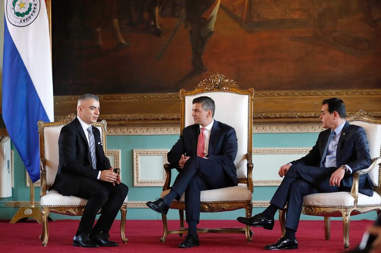 El embajador de Costa Rica en Paraguay, Jeison Granados Sánchez (i), el presidente de Paraguay, Santiago Peña (c) y el ministro de Relaciones Exteriores de Paraguay, Rubén Ramírez, participan durante el acto de presentación de cartas credenciales de embajadores residentes, este martes en Asunción (Paraguay). 