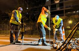 Funcionarios de la Essap reemplazan una tapa de alcantarillado que era de hierro.