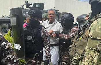Fotografía de archivo difundida por la Policía Ecuatoriana, muestra al exvicepresidente ecuatoriano Jorge Glas siendo escoltado por miembros del Grupo de Acción Penitenciaria Especial (GEAP) a su llegada a la prisión de máxima seguridad La Roca en Guayaquil el 6 de abril de 2024.