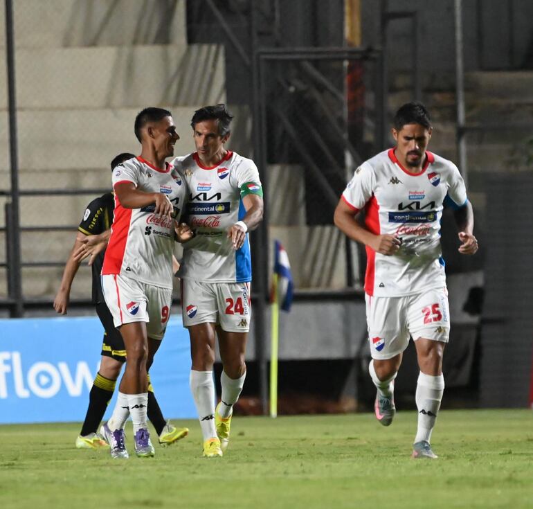 Nacional remonta ante Recoleta en el centenar de goles de Roque Santa Cruz