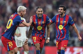 "El delantero brasileño del Barcelona, Raphinha (11), celebra tras anotar el tercer gol de su equipo durante la final de la Supercopa de España de fútbol entre el FC Barcelona y el Real Madrid en el Estadio King Abdullah en Yeda,