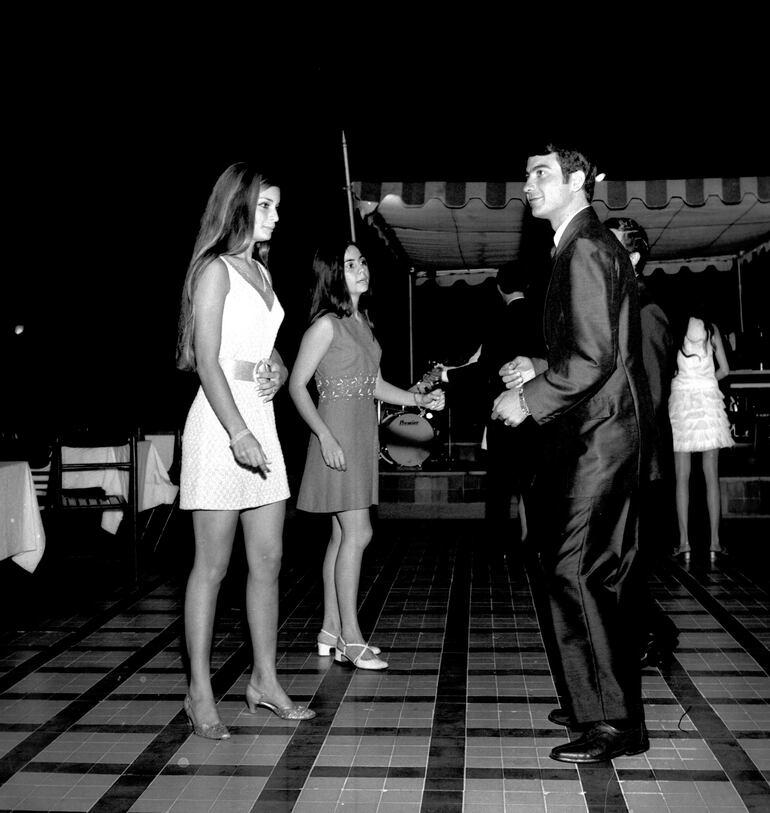 María Eugenia Heikel y Tito Zaván, bailando durante el tradicional cóctel de los sábados del Centenario.