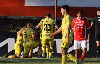El festejo del tercer gol en el triunfo de Recoleta FC frente a General Caballero en Mallorquín.