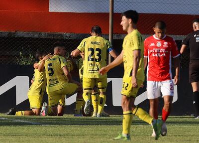 El festejo del tercer gol en el triunfo de Recoleta FC frente a General Caballero en Mallorquín.