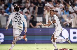 Festejo del gol de Benjamín Rollheiser, para la victoria del Santos contra Palmeiras por 1-0.
