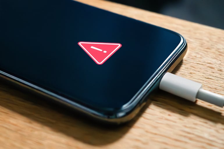 Concepto de celular sobrecalentado.