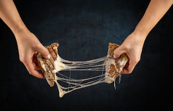 Cómo hacer un sándwich “invertido” con queso, imagen ilustrativa.