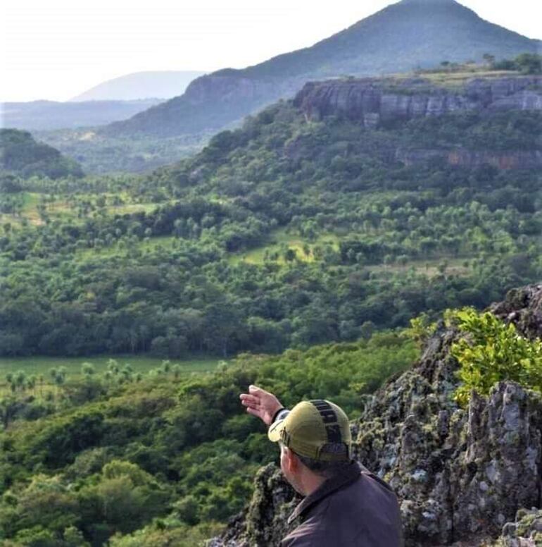 Desde la cima del Cerro Verá se observan los cerros y la naturaleza que rodea al lugar.