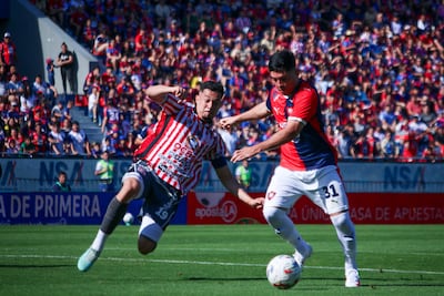 El zaguero de Cerro Porteño, Luis Fernando Cáceres intenta detener la marcha del delantero de Cerro Porteño Ignacio Aliseda.