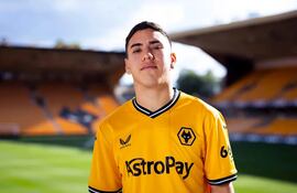 Enso González durante llegada, revisión médica y presentación como refuerzo de Wolverhampton.