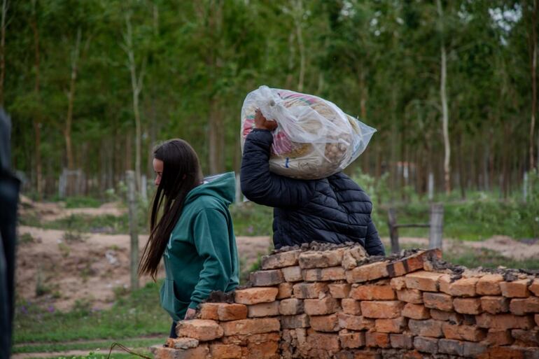 Afectados por la crecida del río Tebicuary recibieron asistencia.