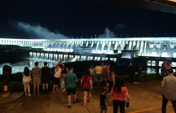 La Iluminación Monumental de Itaipú atrae a gran cantidad de visitantes.