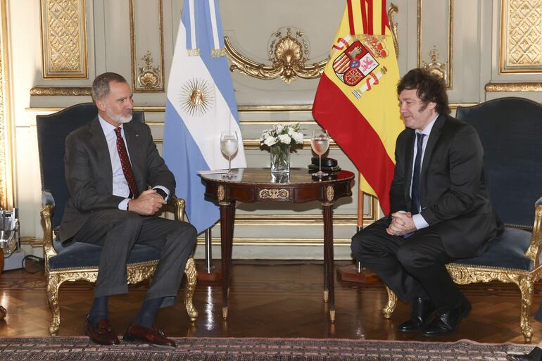 El Rey Felipe VI y el presidente electo de Argentina, Javier Milei (d), durante el encuentro que han mantenido hoy sábado en Buenos Aires.