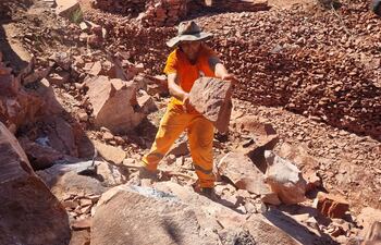 Cantereros de San Juan Bautista denuncian que las autoridades compran materiales de otros distritos, dejando de lado a los trabajadores locales.