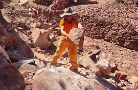 Cantereros de San Juan Bautista denuncian que las autoridades compran materiales de otros distritos, dejando de lado a los trabajadores locales.