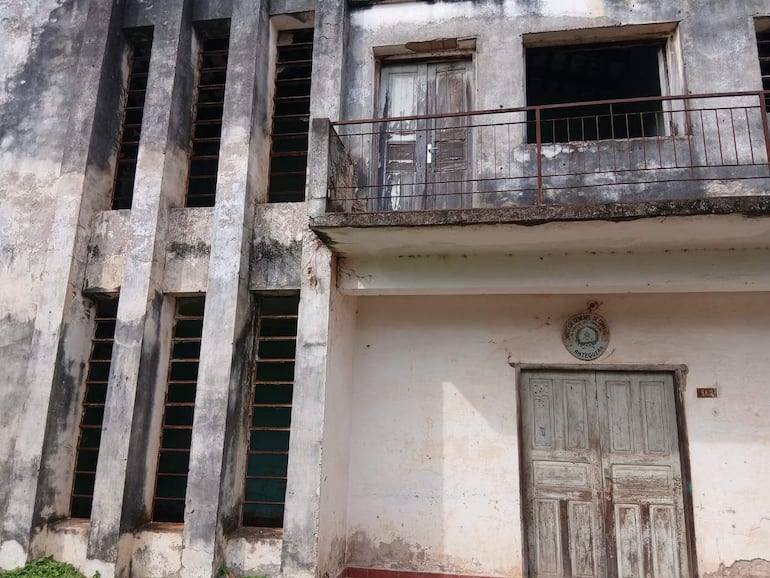 El histórico edificio del Correo Paraguayo en la ciudad de Puerto Antequera continúa sumido en un preocupante estado de abandono.