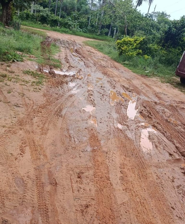 La Municipalidad de Carapeguá lleva años sin realizar trabajos de mantenimiento en las calles deterioradas del casco urbano.