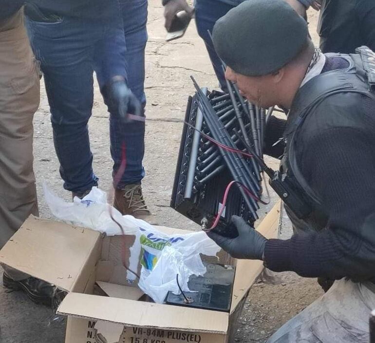 Un agentes del Grupo Especial de Operaciones (GEO), verifica la caja dejada por los maleantes.