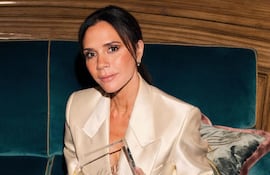 Victoria Beckham posa con su premio a la Emprendedora del Año de Harper's Bazaar.