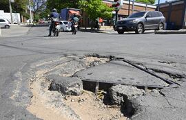 Bache en la zona del Mercado 4, sobre Pozo Favorito, uno de los puntos reclamados por vecinos de Asunción ante la Junta Municipal.