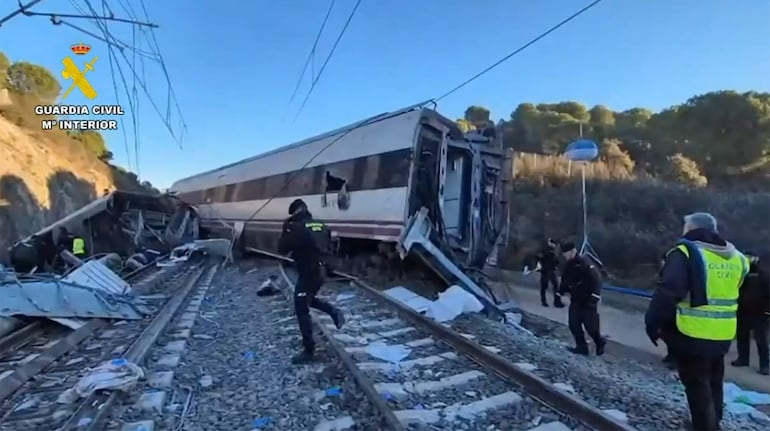 Captura Imágenes de la búsqueda de evidencias que puedan servir para la identificación de víctimas e investigación del accidente ferroviario en Adamuz (Córdoba) en el que al menos 39 personas han muerto y un centenar han resultado heridas, es el cuarto siniestro ferroviario más grave registrado en España.
