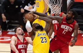 LeBron James, todavia pelea en el aire a sus 41 años, liderando a los Lakers, en la serie versus Houston Rockets. EFE