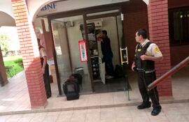 Cajero del BNF en Fuerte Olimpo, las otras comunidades que cuentan el servicio son Carmelo Peralta y Puerto Casado. Las maquinas sufren permanentes averías por el mal servicio de la Ande.