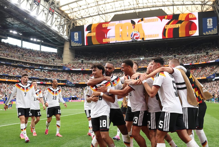 Nathaniel Brown festeja su conversión con los compañeros, en el festín de Alemania en Houston.